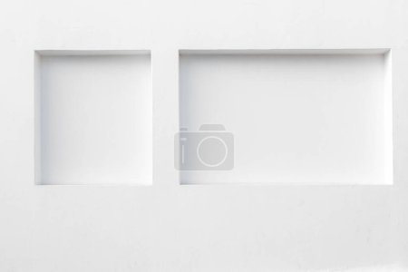 Téléchargez les photos : Fond de mur blanc avec indentation dans un mur plâtré formant un support naturel - le tout en blanc - en image libre de droit
