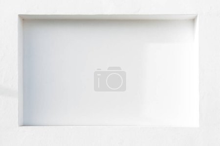 Téléchargez les photos : Fond de mur blanc avec indentation dans un mur plâtré formant un support naturel - le tout en blanc - en image libre de droit