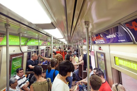 Foto de Nueva York, Estados Unidos - 9 de julio de 2010: la gente entra al metro en la estación de metro en Brooklyn, Nueva York. - Imagen libre de derechos