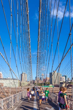 Téléchargez les photos : New York, États-Unis - 9 juillet 2010 : personnes traversant le célèbre Brooklyn Bridge à New York. - en image libre de droit