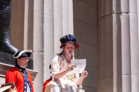 Foto de Nueva York, EE.UU. - 9 de julio de 2010: Ceremonia para la declaración de independencia en trajes antiguos se lleva a cabo en la estatua de Washington frente al Monumento Nacional Hall federal en Nueva York, EE.UU.. - Imagen libre de derechos