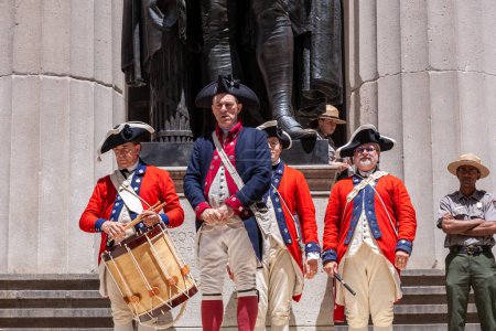 Foto de Nueva York, EE.UU. - 9 de julio de 2010: Ceremonia para la declaración de independencia en trajes antiguos se lleva a cabo en la estatua de Washington frente al Monumento Nacional Hall federal en Nueva York, EE.UU.. - Imagen libre de derechos