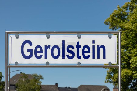 Téléchargez les photos : Plaque signalétique de la gare d'enamle avec Gerolstein à l'ancienne gare de Gerolstein - en image libre de droit