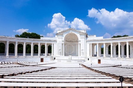 Foto de Anfiteatro Memorial en el Cementerio Nacional de Arlington en Washington DC, EE.UU. El monumento es visitado por miles de americanos semanalmente. - Imagen libre de derechos