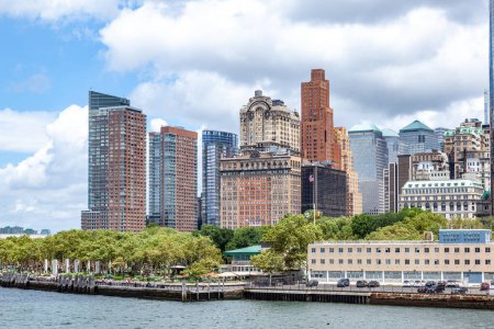 Foto de Panorama de la ciudad de Nueva York con Manhattan Skyline sobre el río Hudson con cielo nublado azul y blanco - Imagen libre de derechos