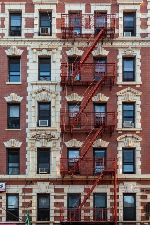 Foto de Viejas escaleras de escape de hierro en un edificio histórico en Nueva York, Estados Unidos - Imagen libre de derechos