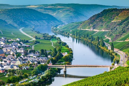 Téléchargez les photos : Célèbre boucle de la Moselle à Trittenheim, Allemagne - en image libre de droit