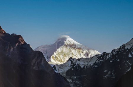 Téléchargez les photos : Vue sur les montagnes de Diran Peak enneigées depuis Karimabad, Karakorum Highway - en image libre de droit