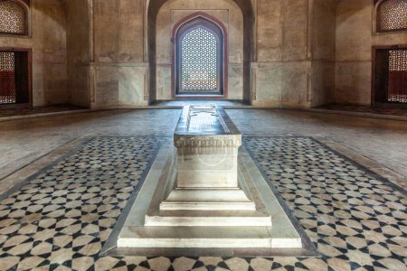 Foto de Delhi, India - 11 de noviembre de 2011: hermoso piso con ataúd de mármol y adornos en estilo islámico dentro de la tumba humayuns en Delhi, India. La tumba de Humayun es la tumba del emperador mogol Humayun. - Imagen libre de derechos