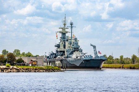Téléchargez les photos : Wilmington, États-Unis - 20 juillet 2010 : Deuxième guerre mondiale Battleship Caroline du Nord à Wilmington, Caroline du Nord. - en image libre de droit