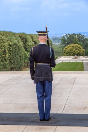 Téléchargez les photos : Washington, États-Unis - Le 15 juillet 2010 : changement de garde dans l'après-midi sur la tombe du soldat inconnu au cimetière d'Arlington à Washington, États-Unis - en image libre de droit