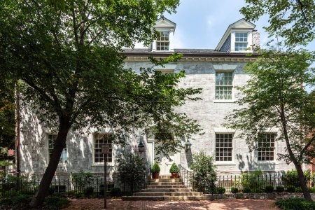 Téléchargez les photos : Rue avec vieilles maisons victoriennes à Georgetown, Washington - en image libre de droit