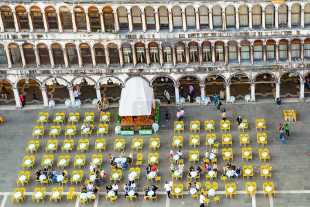 Téléchargez les photos : Venise, Italie - 11 avril 2007 : Les touristes de la place Saint-Marc nourrissent un grand troupeau de pigeons. Place Saint-Marc est la plus grande et la plus célèbre place de Venise. - en image libre de droit