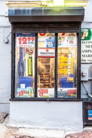 Foto de Washington, EE.UU. - 14 de julio de 2010: quiosco en Washington que vende cerveza, cigarrillos, alcohol y alimentos. Las ofertas se muestran en la ventana de la pequeña tienda e iluminadas por luz de neón. - Imagen libre de derechos