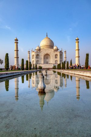 Téléchargez les photos : Agra, Inde - 15 novembre 2011 : les gens visitent Taj Mahal en Inde avec réflexion dans l'étang. - en image libre de droit
