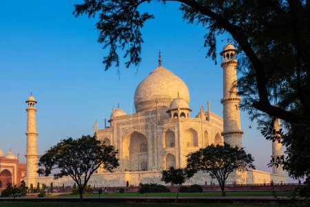 Foto de Taj Mahal en la luz de la mañana con la inscripción del coran en letra árabe significado en Inglés: Esta es una invitación a vivir en la Tierra como un buen musulmán, Agra - Imagen libre de derechos