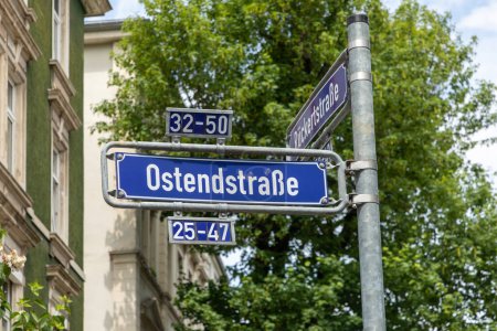 Téléchargez les photos : Street sign ostendstrasse - engl _ east end street - un émail bleu à Francfort, Allemagne - en image libre de droit