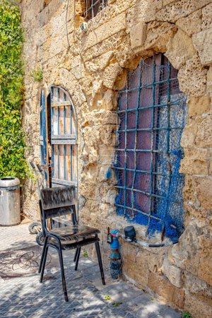 Téléchargez les photos : Restaurant idyllique avec chaise peinte dans un vieux bâtiment dans la vieille ville de Tel Aviv, Israël - en image libre de droit