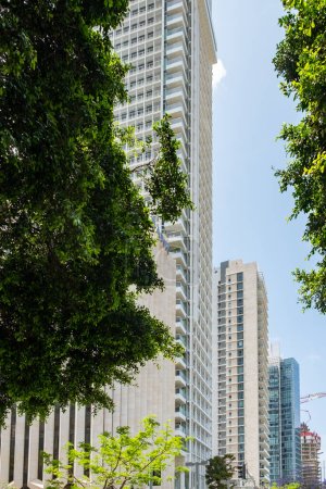 Téléchargez les photos : Vue des gratte-ciel modernes dans le centre-ville de Tel Aviv, Israël, au carrefour entre Sderot Rothschild et Yavne Street avec des scènes de rue - en image libre de droit