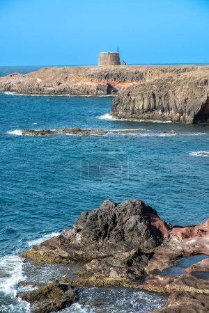 Téléchargez les photos : Vieux château sur la côte à Playa Blanca, Lanzarote, Espagne - en image libre de droit