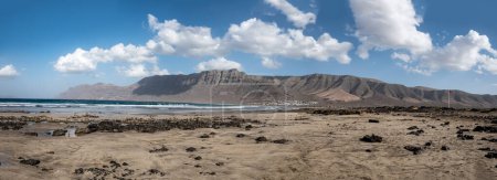 Téléchargez les photos : Paysage panoramique panoramique de plage volcanique à Famara à Lanzarote, îles Canaries, Espagne - en image libre de droit