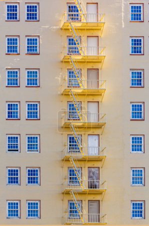 Foto de Fachada del hotel con escalera de escape de incendios - Imagen libre de derechos