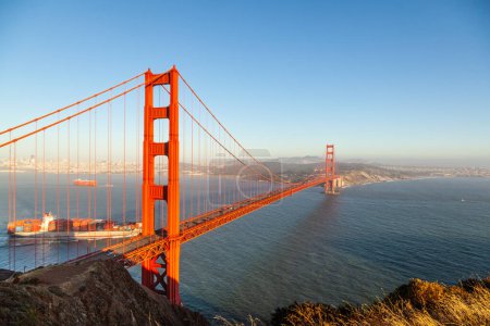 Téléchargez les photos : Célèbre pont de San Francisco Golden Gate en fin d'après-midi lumière - en image libre de droit