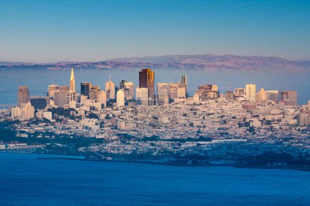 Téléchargez les photos : Vue panoramique sur les toits de San Francisco dans l'après-midi soleil - en image libre de droit