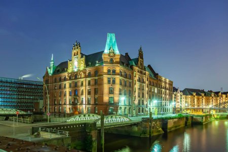 Téléchargez les photos : Speicherstadt à Hambourg la nuit avec pont en fer - en image libre de droit