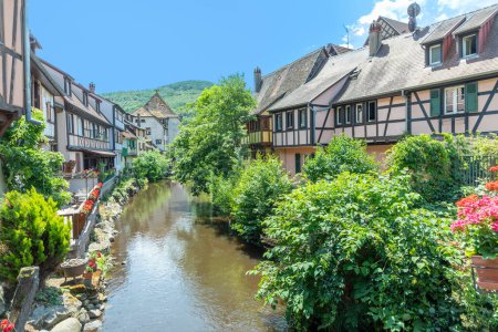 Foto de Pintoresca vista colorida de edificios de media madera en un pequeño arroyo en el pueblo de Kaysersberg en la región de Vosces. - Imagen libre de derechos