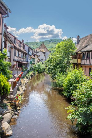 Téléchargez les photos : Vue pittoresque et colorée sur des bâtiments en bois dans un petit ruisseau du village de Kaysersberg en Vosces. - en image libre de droit