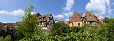 Téléchargez les photos : Vue pittoresque et colorée de bâtiments en bois avec commerces et cafés dans le village de Kaysersberg en Vosges. - en image libre de droit