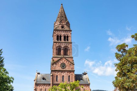 Foto de La imponente iglesia protestante del siglo XIX en la comuna de Munster, Francia, en el departamento de Haut-Rhin en Grand Est en el noreste de Francia. - Imagen libre de derechos