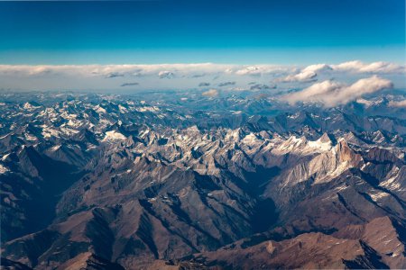 Foto de Hermosa vista desde el avión a las montañas del Himalaya en la nieve del lado chino tibetano - Imagen libre de derechos