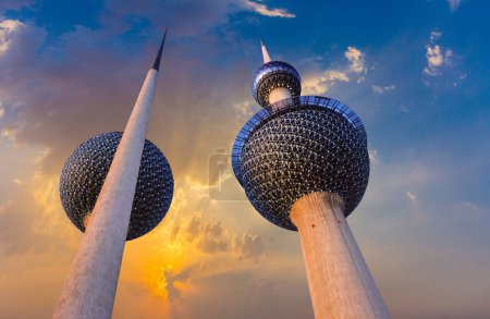 Foto de Kuwait City, Kuwait - 1 de julio de 1983: Kuwait Towers fue inaugurado oficialmente el 26 de febrero de 1977 y está clasificado como un hito y símbolo del Kuwait moderno en Kuwait City, Kuwait. - Imagen libre de derechos