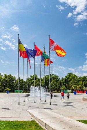 Foto de Colmar, Francia - 21 de junio de 2023: banderas de los contrincantes de la unión europea en la plaza Rapp en Colmar, Francia - Imagen libre de derechos