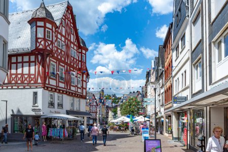 Téléchargez les photos : Montabaur, Allemagne - 15 juin 2023 : les gens aiment visiter la vieille ville de Montabaur avec des bâtiments à colombages restaurés avec amour des XVIe et XVIIe siècles. - en image libre de droit
