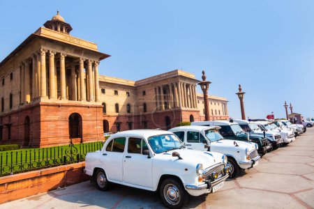 Foto de Delhi, India - 17 de noviembre de 2011: automóvil AMBASSADOR frente al parlamento indio. la réplica del modelo Morris Oxforf sigue siendo producido por HINDUSTAN MOTORS y estándar para los políticos. - Imagen libre de derechos
