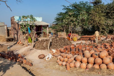 Foto de Fathepur Sikri, India - 16 de noviembre de 2011: pequeña cerámica que produce artículos rojos en un pequeño pueblo cerca de Fatehpur Sikri. - Imagen libre de derechos