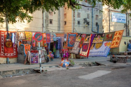 Téléchargez les photos : Jaipur, Inde - 12 novembre 2011 : des vêtements colorés sont vendus dans la rue à Jaipur, en Inde. - en image libre de droit