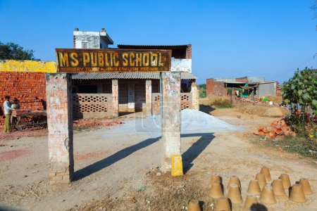 Foto de Fathepur Sikri, India - 17 de noviembre de 2011: señal de entrada a la pequeña escuela del pueblo cerca de Fathepur Sikri. - Imagen libre de derechos