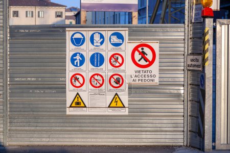 Téléchargez les photos : Vérone, Italie - 4 août 2009 : mur d'obturateur en chrome avec des panneaux comment apporter la sécurité sur un chantier de construction, panneaux d'avertissement. - en image libre de droit