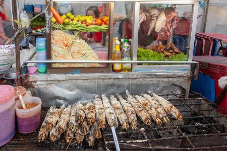 Foto de Bangkok, Tailandia - 22 de diciembre de 2009: la calle Hawker ofrece carne fresca a la parrilla y verduras en la calle en Bangkok, Tailandia. - Imagen libre de derechos