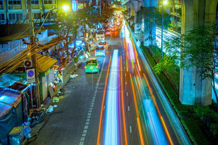 Foto de Bangkok, Tailandia - 21 de diciembre de 2009: los coches en sukhumvit carretera por la noche se detienen y van con efecto de larga exposición. - Imagen libre de derechos