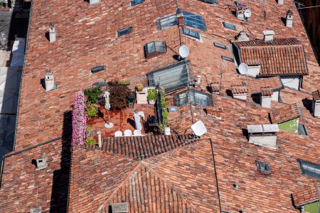Téléchargez les photos : Vue sur le toit carrelé rouge à Vérone, Italie - en image libre de droit