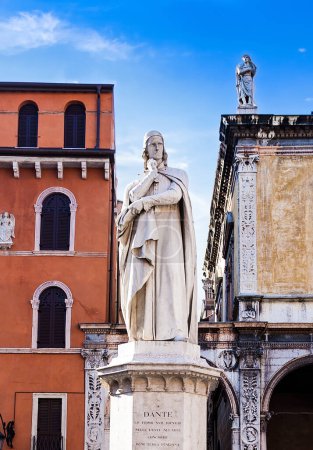 Foto de Verona, Italia - 5 de agosto de 2009: Estatua de Dante Alighieri en la plaza del mercado en Verona, Italia, - Imagen libre de derechos
