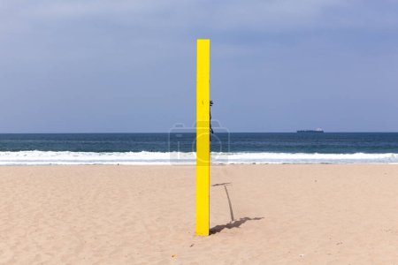 Téléchargez les photos : Poste de volley-ball à la plage en bleu - en image libre de droit
