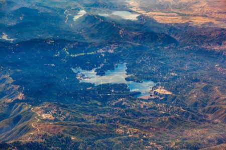Téléchargez les photos : Vue aérienne du lac Arrowhead en Californie, aux États-Unis. Blue pond est dans les forêts de montagne du comté de San Bernardino, États-Unis - en image libre de droit