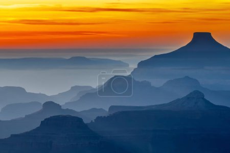 Foto de Hermosa vista al Gran Cañón en el atardecer con cielo romántico - Imagen libre de derechos