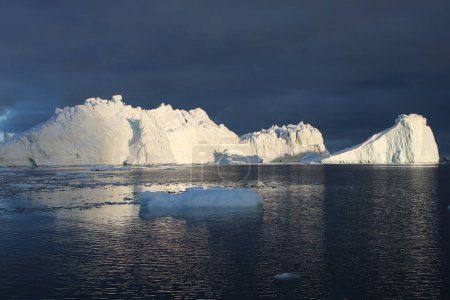 Téléchargez les photos : Ilulissat icefjord au Groenland avec grand iceberg pittoresque - en image libre de droit